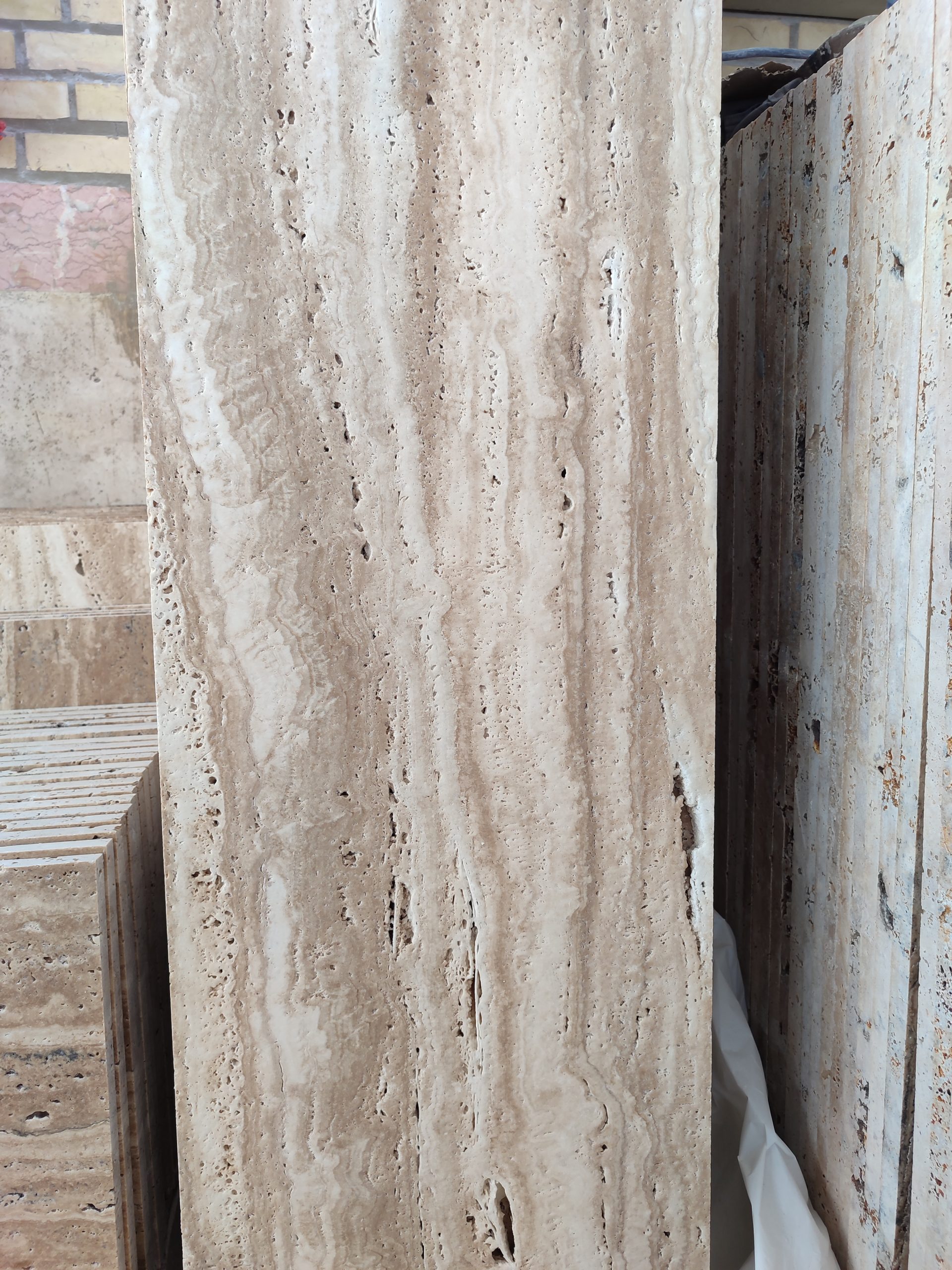 سنگ تراورتن دره بخاری موجدار چرمی | مناسب کارهای خاص و دکوری 6 سنگ تراورتن دره بخاری موجدار چرمی پلاک 2 سانتی مناسب کارهای دکوری